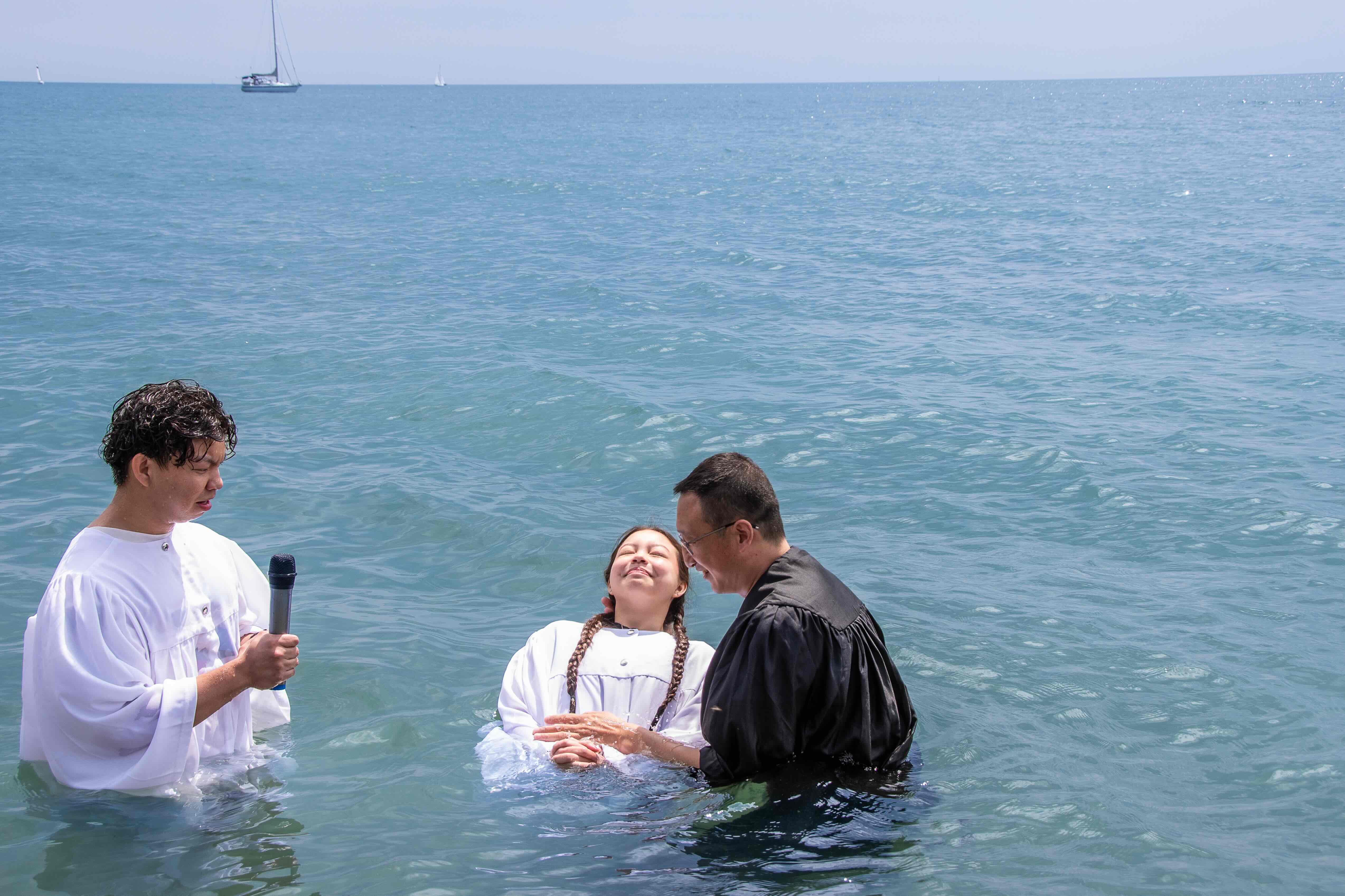 Baptisms in Lake Ontario with Whitby Chinese New Venture and Toronto Evergreen New Venture. Supported by the Canadian Chinese Alliance Churches Association (CCACA)